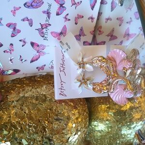 NWT Betsy Johnson SHELL YEAH LARGE MERMAID DROP EARRINGS WHITE AND PINK